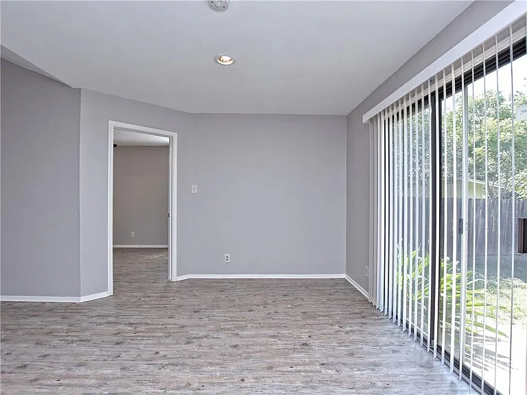 802 Primrose Ln — Photo 9