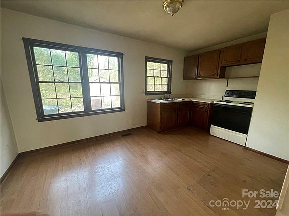 5th image of 960 Bond Ave