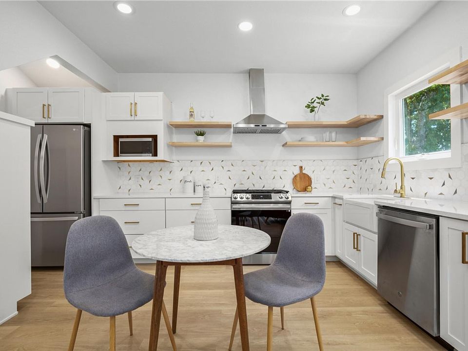 Open floor plan blending kitchen/dining/kitchen into one seamless area. A host's dream!