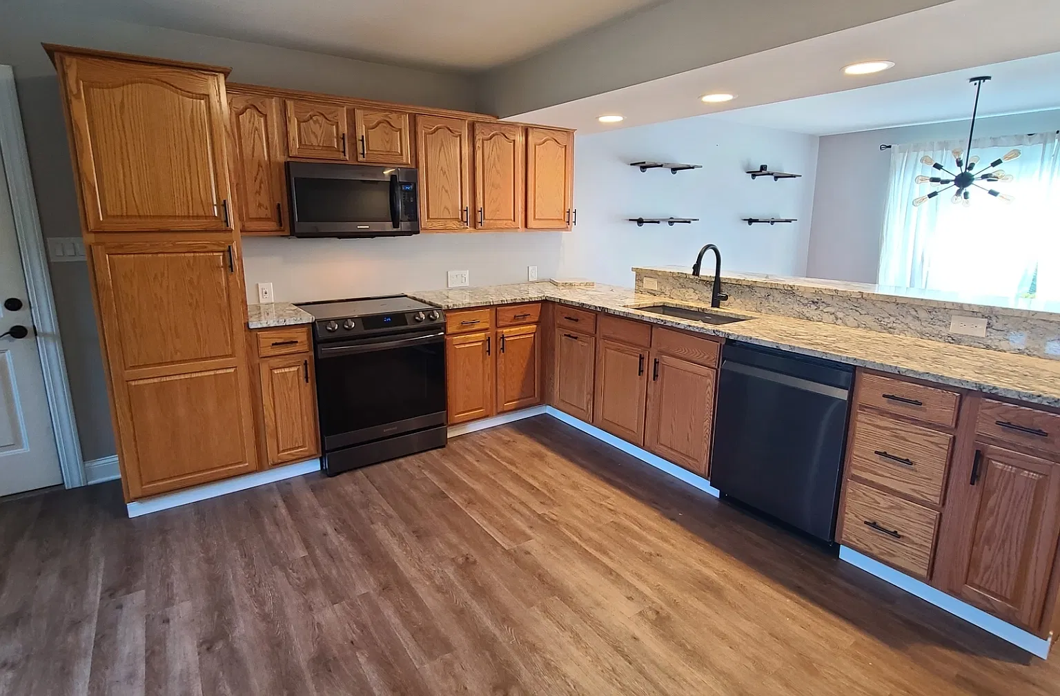 2 bed, 1.5 bath, 2426 sqft, $2,400 — Photo 3
