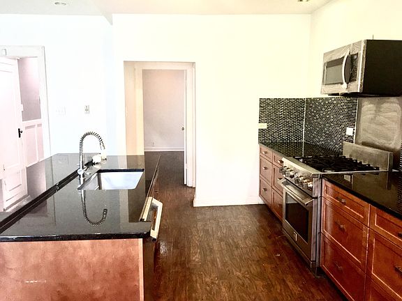 2nd image of 660 E 51st St #1W