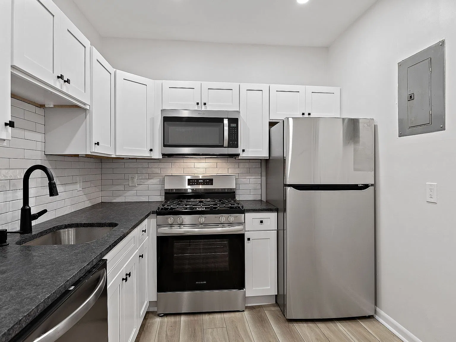 1 bed, 1.0 bath, 800 sqft, $1,700 — Photo 1
