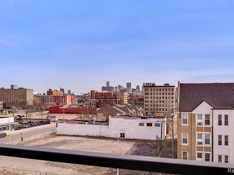 438 Selden St #404 — Photo 37