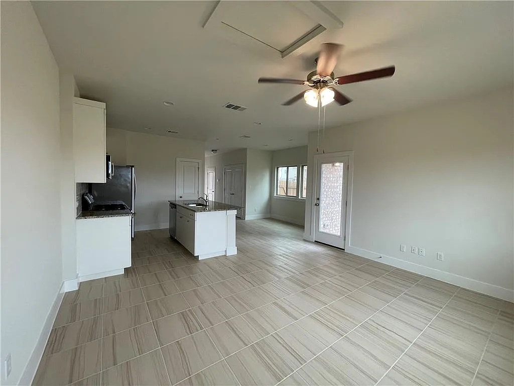 X - White Steppe Way 526 -- Savannah - 1 — Photo 2