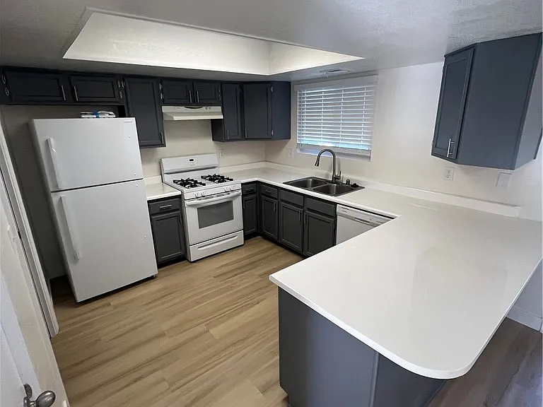 3939 S Torrey Pines Dr — Photo 2