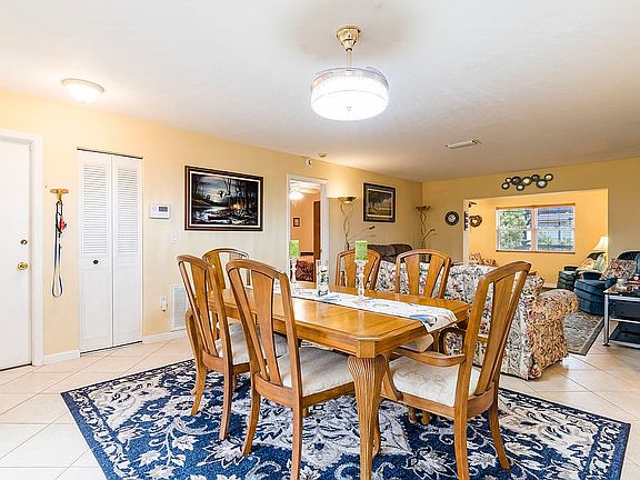 3rd image of 2935 Woodpine Cir