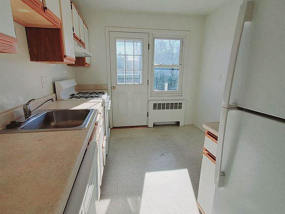 2nd image of 4 Hamilton Ct Unit 4