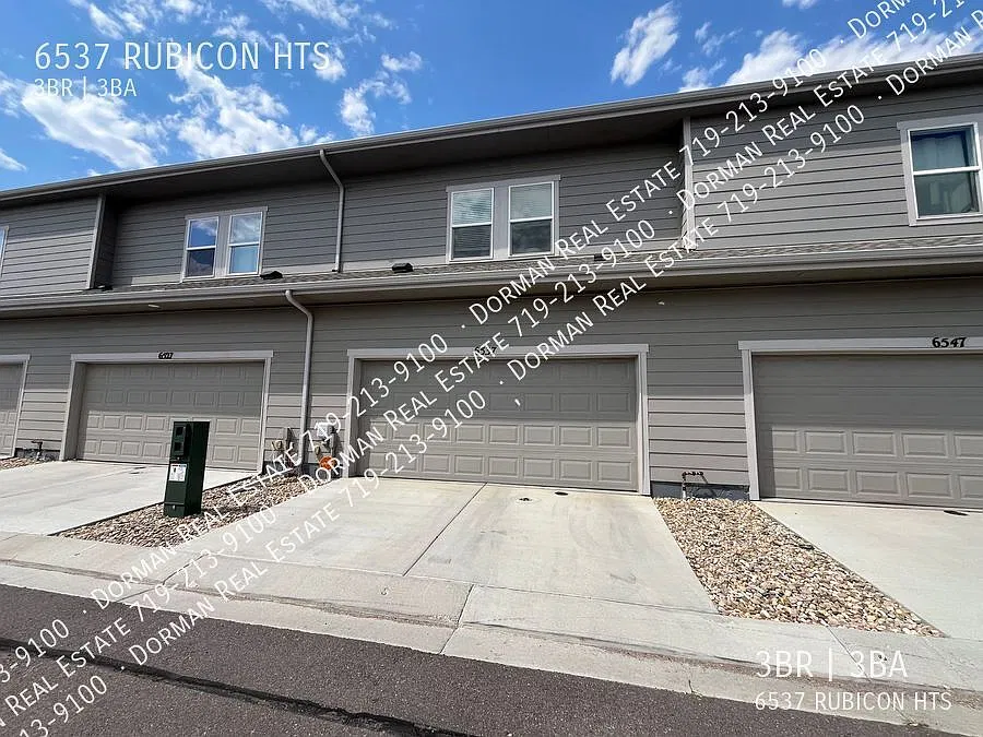 Townhome in Lorson Ranch, Two car garage, unfinished basement — Photo 2