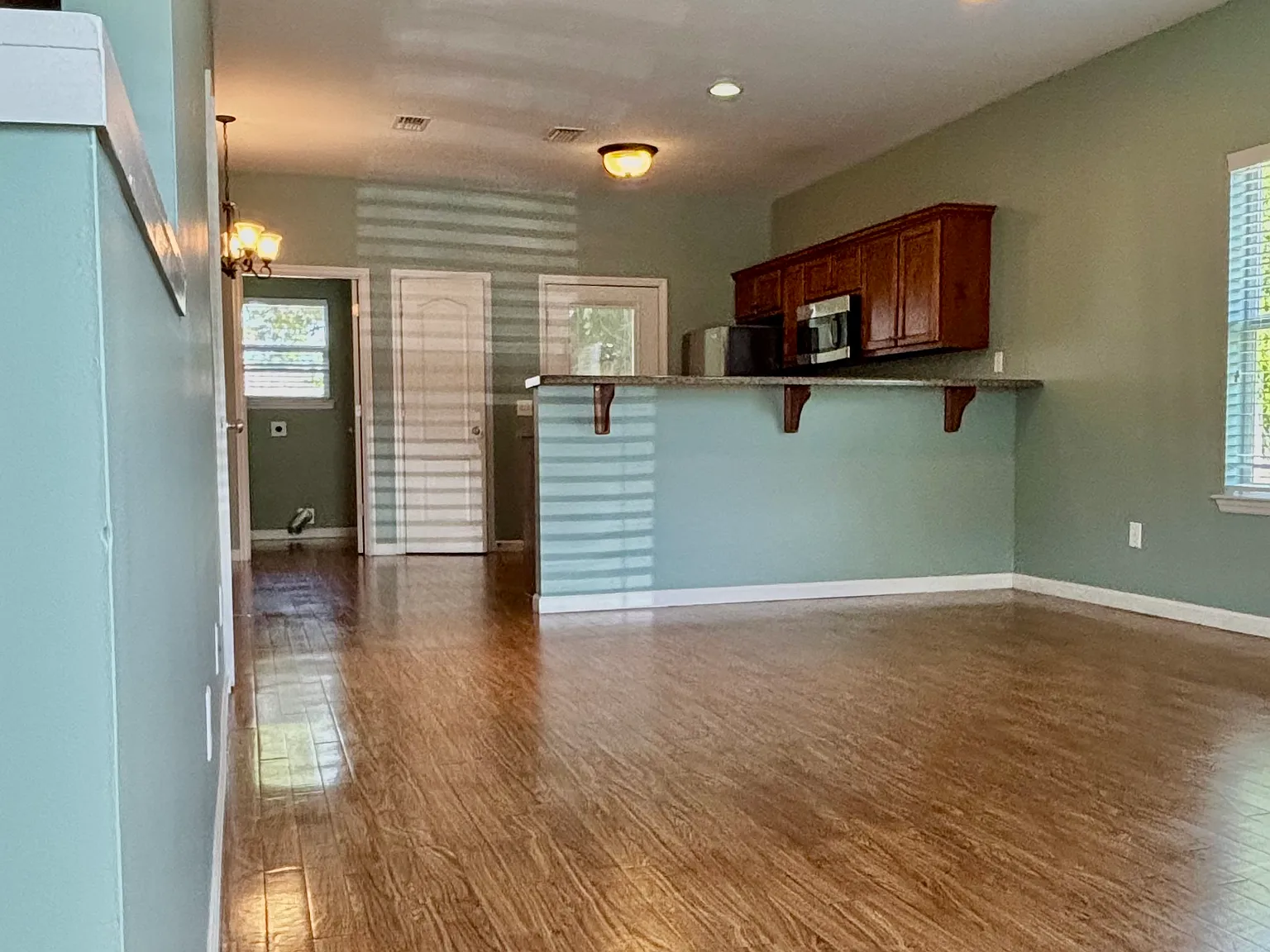 3 bed, 2.5 bath, 1350 sqft, $1,575 — Photo 4