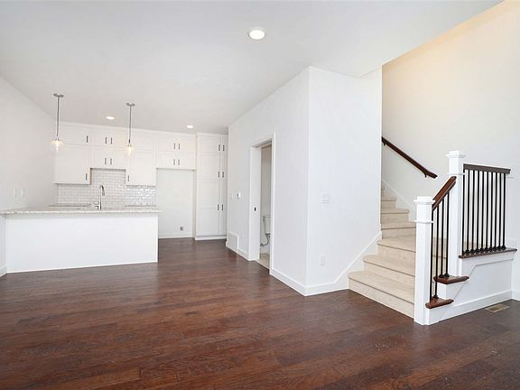 3rd image of 428 N Superior St #4