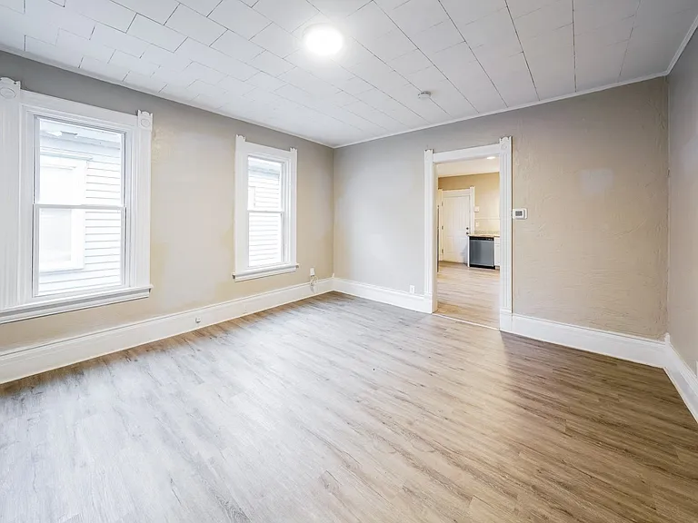 831323_019_living_room_13459850.jpg