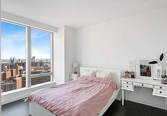 3rd image of 1 Manhattan Sq #H35