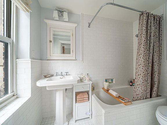 4th image of 424 E 52nd St APT 5A