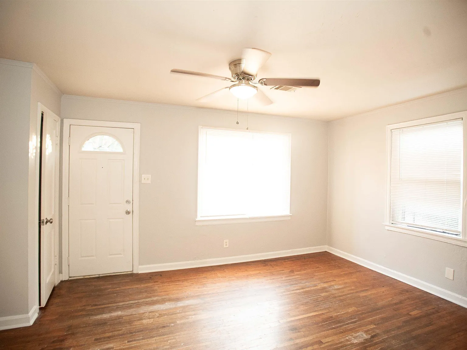 3 bed, 1.0 bath, 1252 sqft, $1,075 — Photo 3