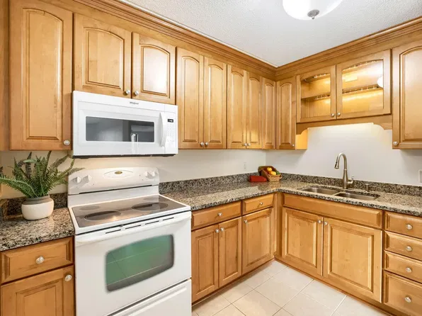 2601 Kenzie Ter APT 230, Saint Anthony, MN 55418