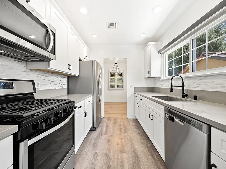 1041 Rose Ave — Photo 3