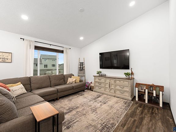 2nd image of 710 Prairieside Trl