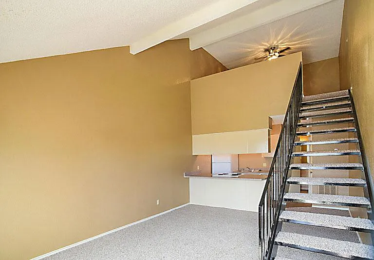 Crestwood Apartments — Photo 10