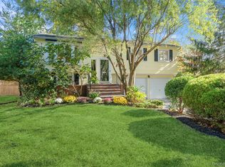 17 Lanier Ln, Bay Shore, NY 11706