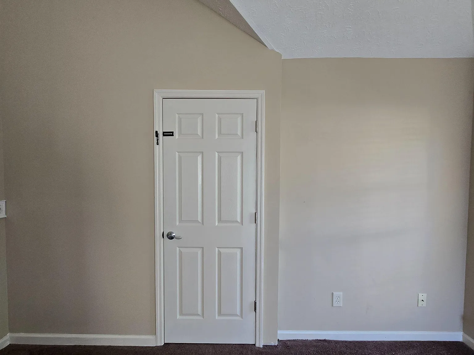 4 bed, 2.0 bath, 2749 sqft, $845 — Photo 2