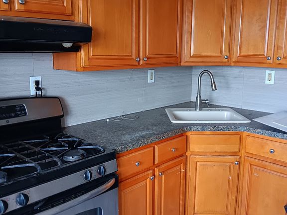 4th image of 247 Kinghorn St #2