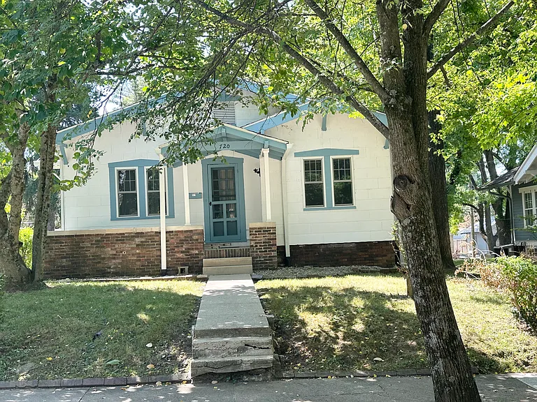 720 E University St — Photo 7