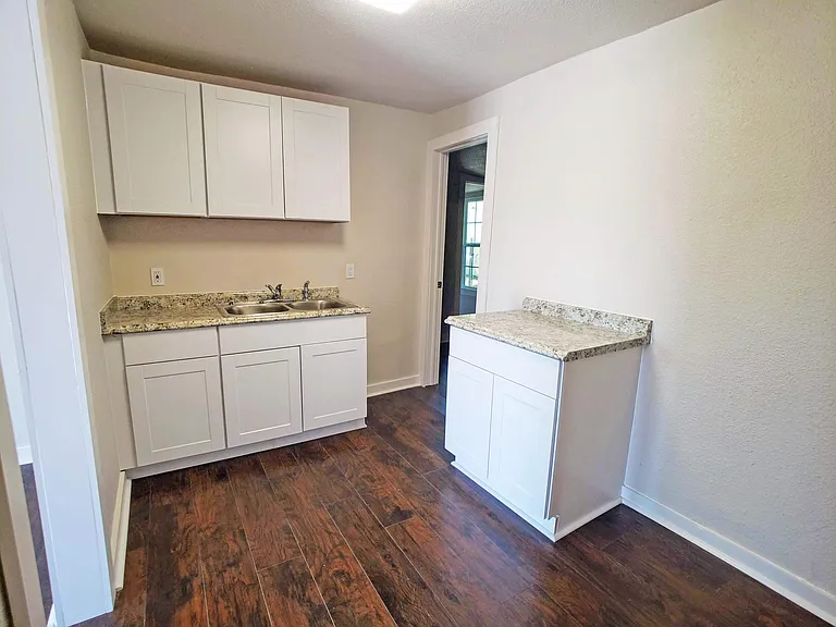 1529 N Walters St — Photo 13