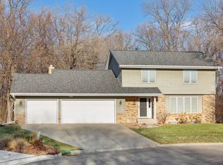 17272 Round Lake Rd, Eden Prairie, MN 55346