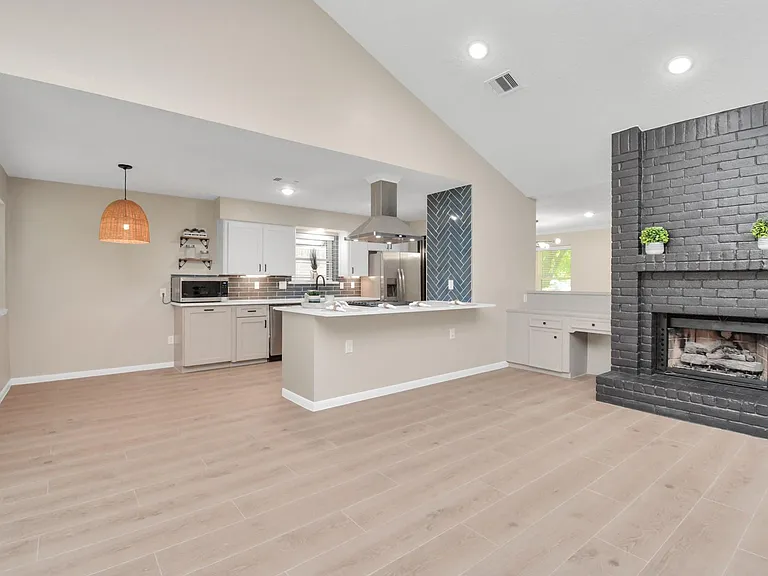 10550 Emnora Ln — Photo 9