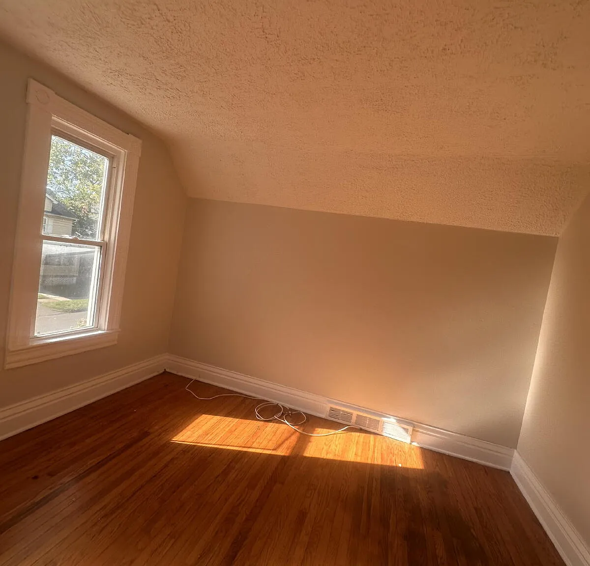 3 bed, 1.0 bath, $1,200 — Photo 4