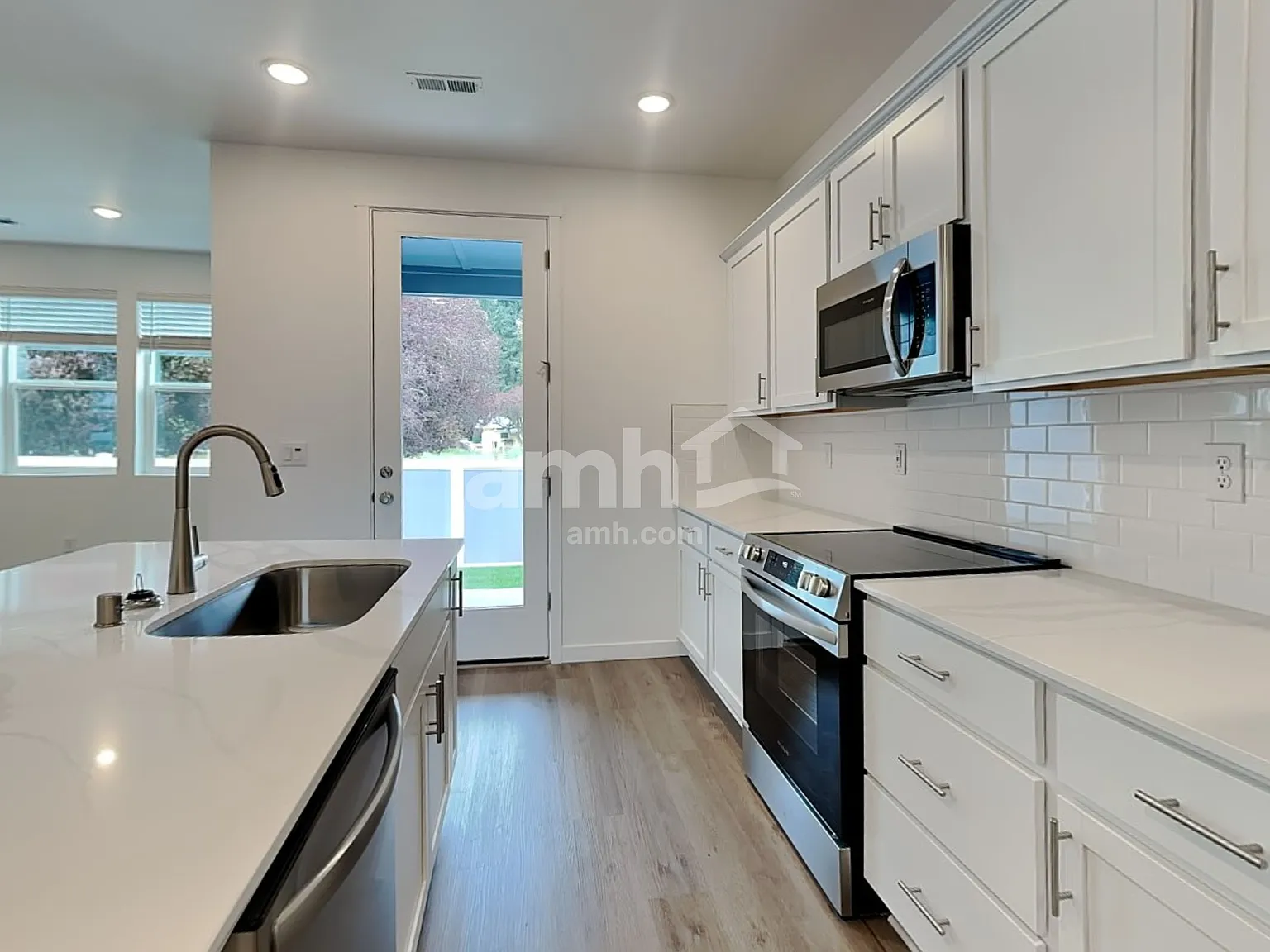 4 bed, 2.5 bath, 1967 sqft, $3,125 — Photo 4