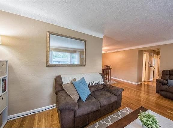 5th image of 20 Colchester Dr