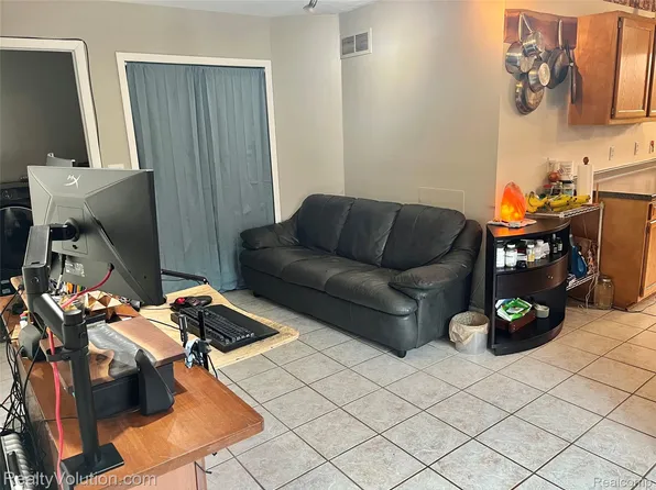 25850 Eureka Dr, Warren, MI 48091