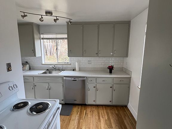 4th image of 3734 E 6th Ave