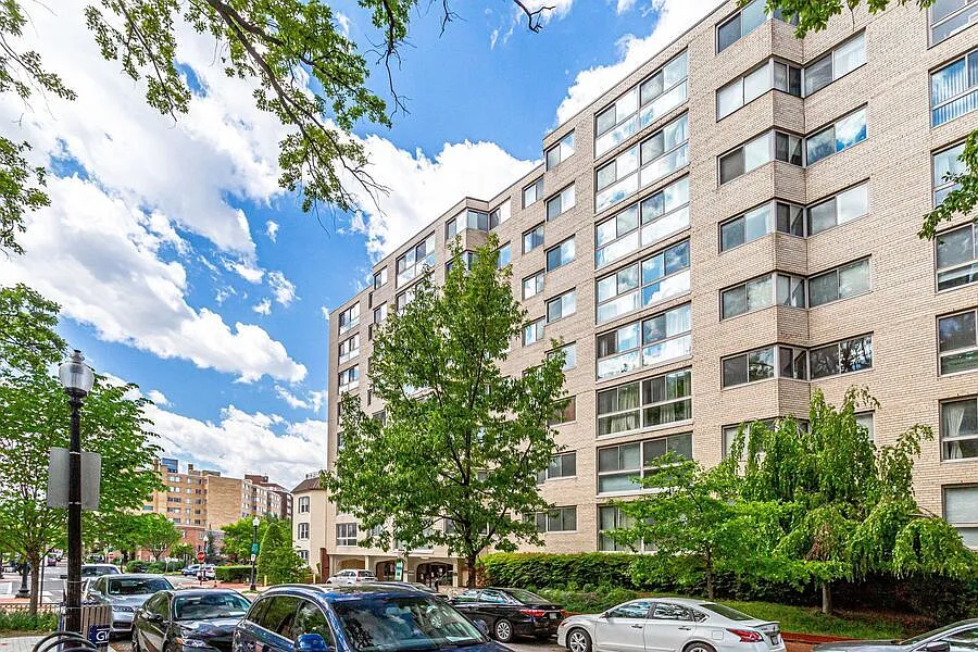 Building Photo - 922 24th St NW #402