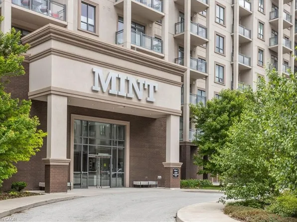 2490 Old Bronte Rd #301, Oakville, ON L6M 0Y5