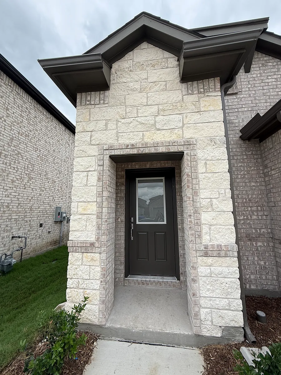 Building Photo - 523 Green Grass Dr