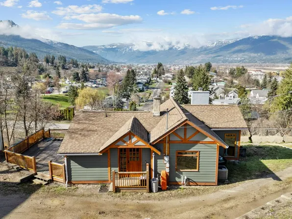 1321 10th Ave NE, Salmon Arm, BC V1E 2V6