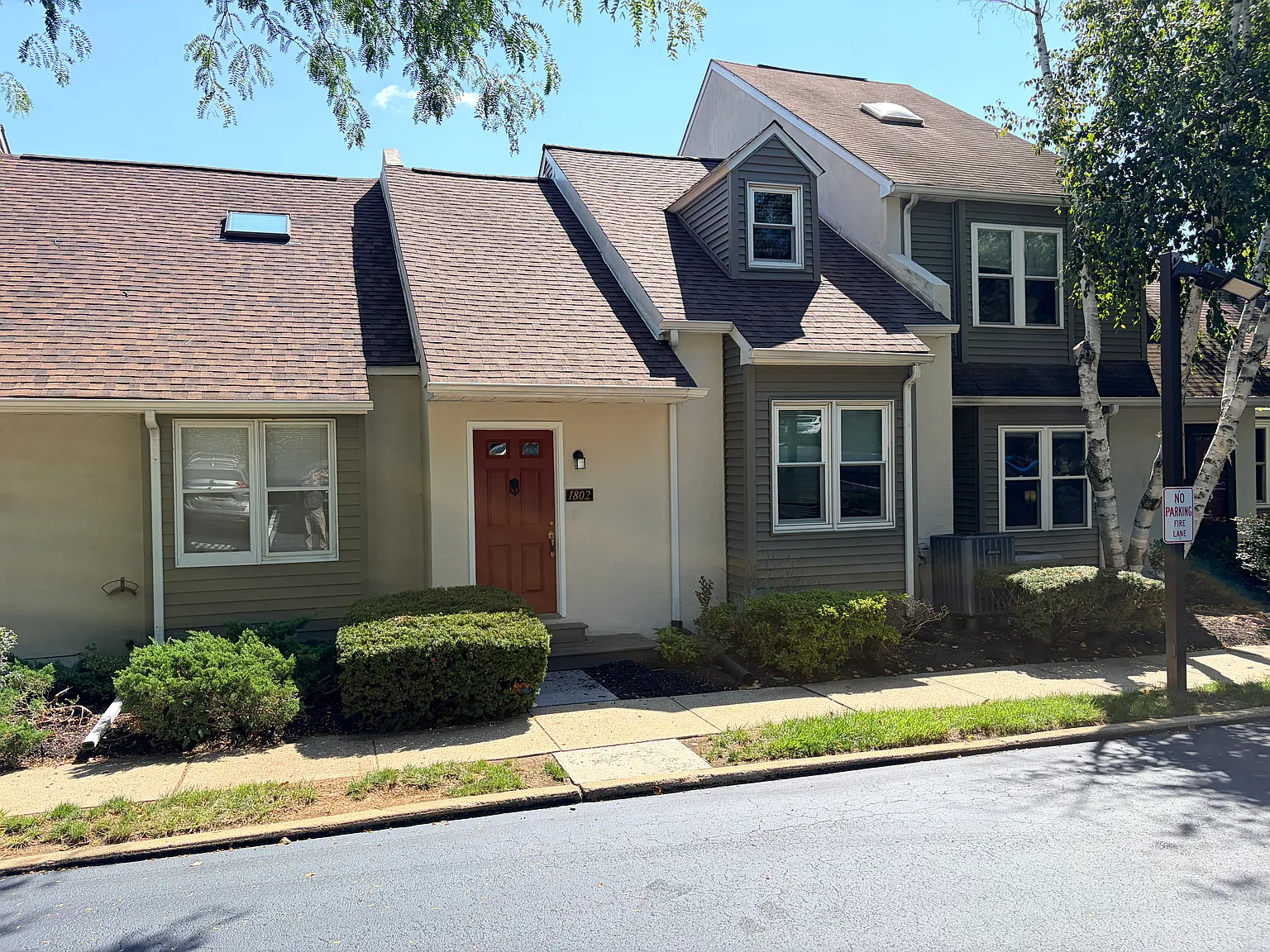2 bed, 1047 sqft, $2,200 — Photo 1