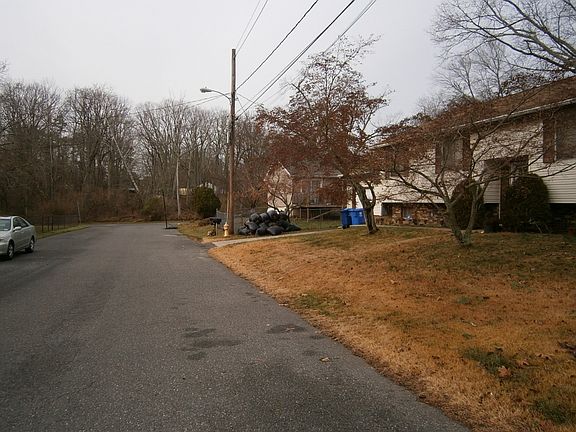 4th image of 443 Dennis Ave