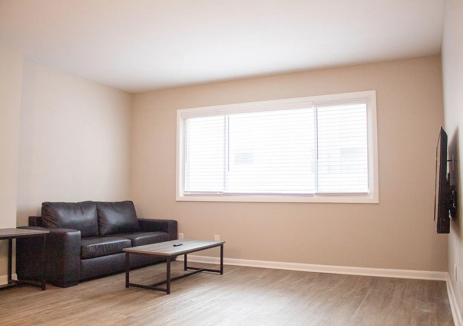 108 E Healey — Photo 4