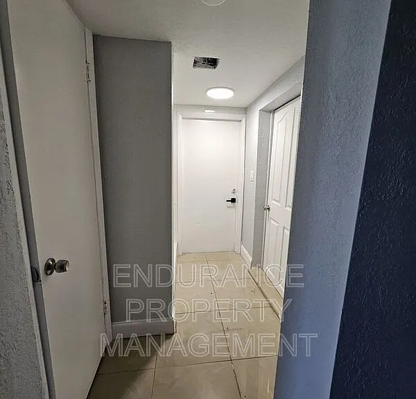 809 W 5th St — Photo 8