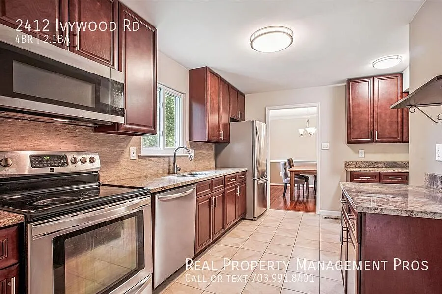 Beautifully Updated Reston Retreat For Rent on a Half-Acre Lot! — Photo 4