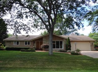 6 Pinewood Ct, Wind Point, WI 53402