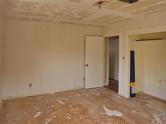 3rd image of 401 E Boydstun Ave
