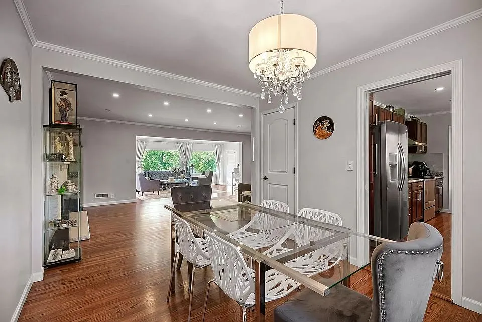 4 bed, 3500 sqft, $5,490 — Photo 3