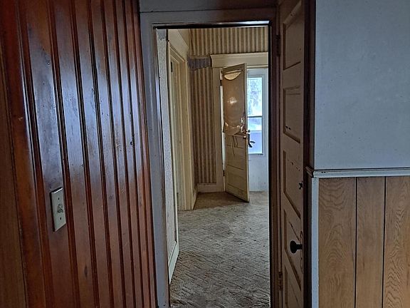 3rd image of 302 Blaine Ave
