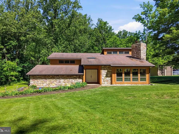 1160 Camp Skymount Rd, Green Lane, PA 18054