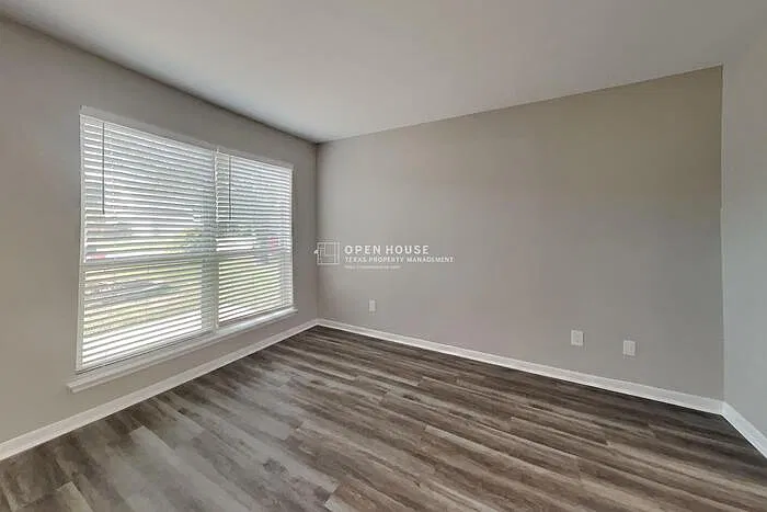 4 bed, 2.5 bath, 2024 sqft, $2,000 — Photo 3
