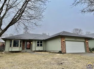 6729 SW Swonthold Rd, Topeka, KS 66614